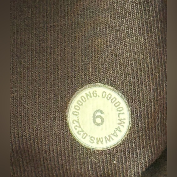 Lululemon Scuba Hoodie *Light Cotton Fleece
Black size 6 - Picture 9 of 9